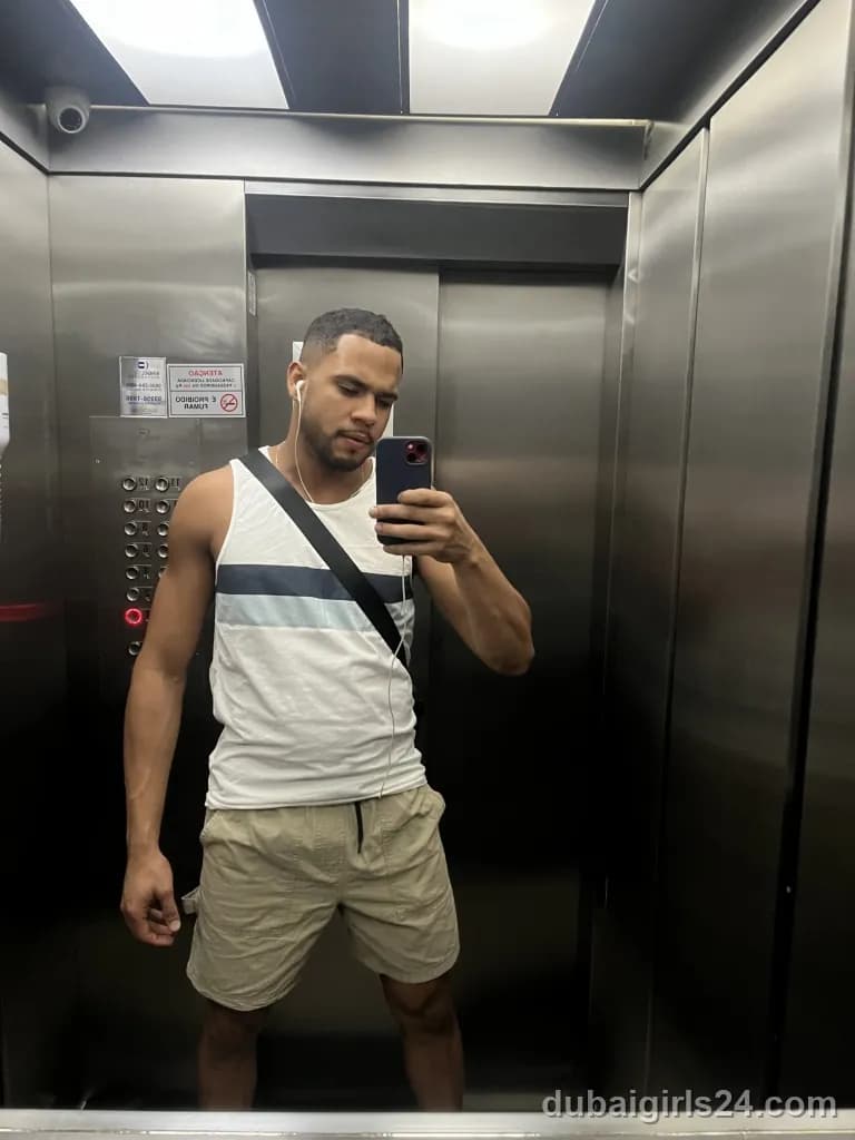 Enzo, British escort in Dubai Marina, Dubai — photo 6